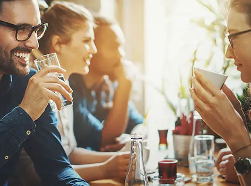Tack vare ett effektivt bullerskydd på restaurang kan gästerna samtala med varandra på ett avspänt sätt.