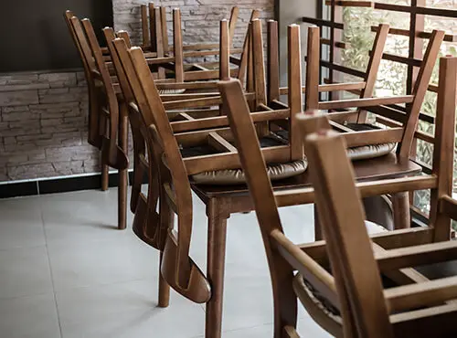 En restaurang utan bullerskydd: Stolarna är uppställda på borden, och några gäster syns inte till.