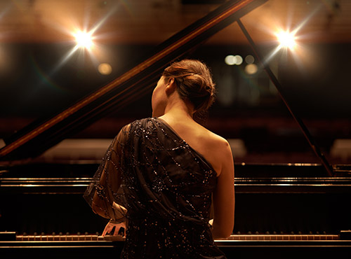 God akustik i konsertsalen för stora klangögonblick Bullerskydd i konsertsalen förbättrar akustiken – en pianist i sitt paradnummer