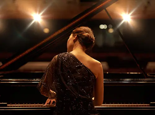 Bullerskydd i konsertsalen förbättrar akustiken – en pianist i sitt paradnummer