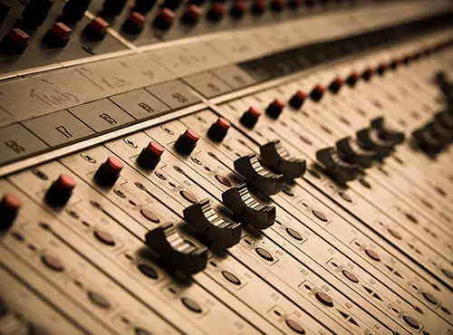 Ett mixerbord vid en studio för ljudinspelning