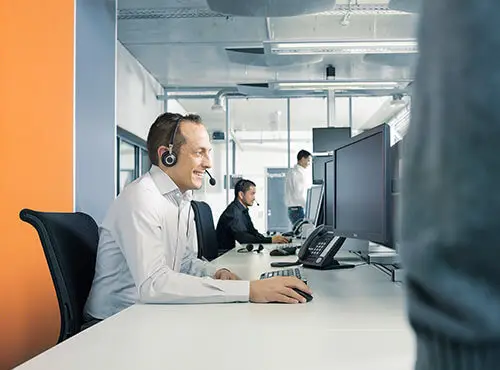 Ett callcenter eller kontor med bullerskydd med en person som talar i telefon