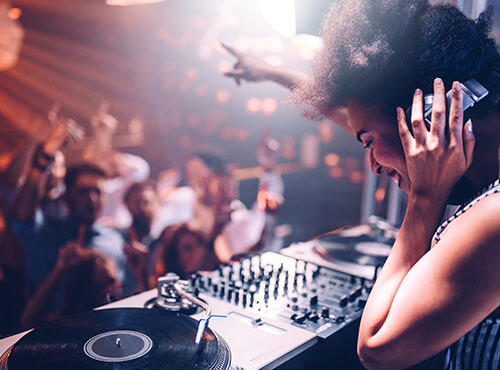 Perfekt sound - bullerskydd på disco eller klubb Gästerna njuter fullt ut av musiken. Bullerskyddet ger en optimal klang på disco och klubb, och reducerar bullret.