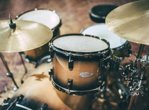 Ljudisoleringen av slagverk i musikstudion är mycket krävande. Ett slagverk i repetitionslokalen måste ljudisoleras.