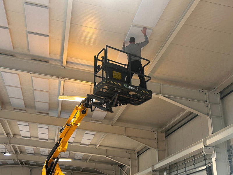 aixFOAM ljudabsorbenter i en industrihall