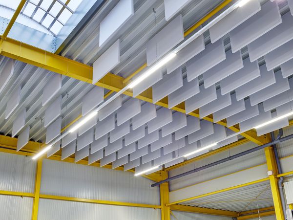 Ljudabsorbent upphängd med onestring i en industrihall