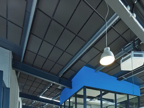Ljudabsorbent med STICKY i en industrihall