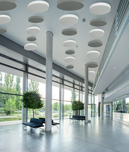 Soundproofing in foyers and entrance halls with the aixFOAM acoustic sails