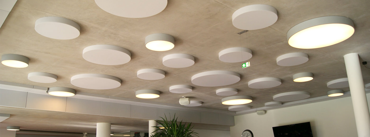 aixFOAM acoustic ceiling set on the ceiling of a bar.
