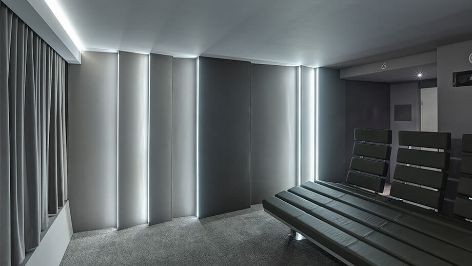 Home cinema soundproofing with FLAT and acoustic fabric as cladding