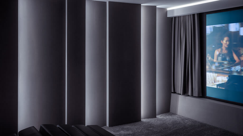 Wall cladding in the home theater with aixFOAM acoustic fabric (SOFTTOUCH)