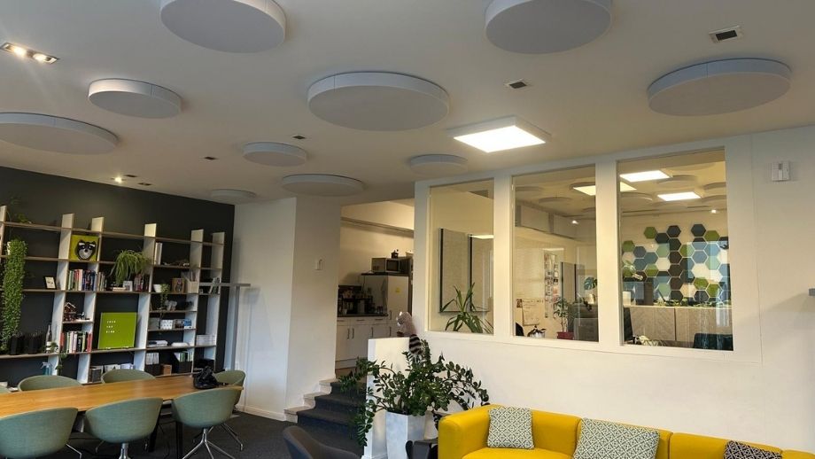 aixFOAM takabsorbent STICKY Drop på ett kontor