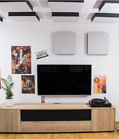 Självhäftande ljudabsorbenter av aixFOAM på väggar och tak i en hifi-studio